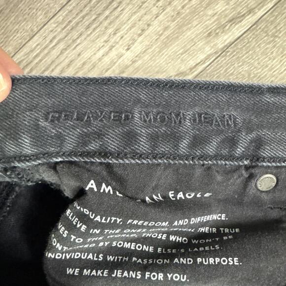American Eagle Ripped High Rise Relaxed Mom Jeans Black Wash sz 10 - Picture 5 of 8